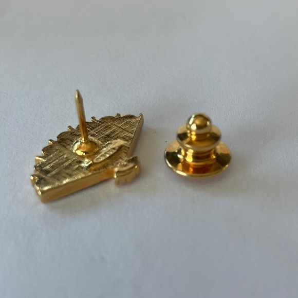 Vintage Gold Tone Fan-Shaped Brooch - Picture 3 of 3